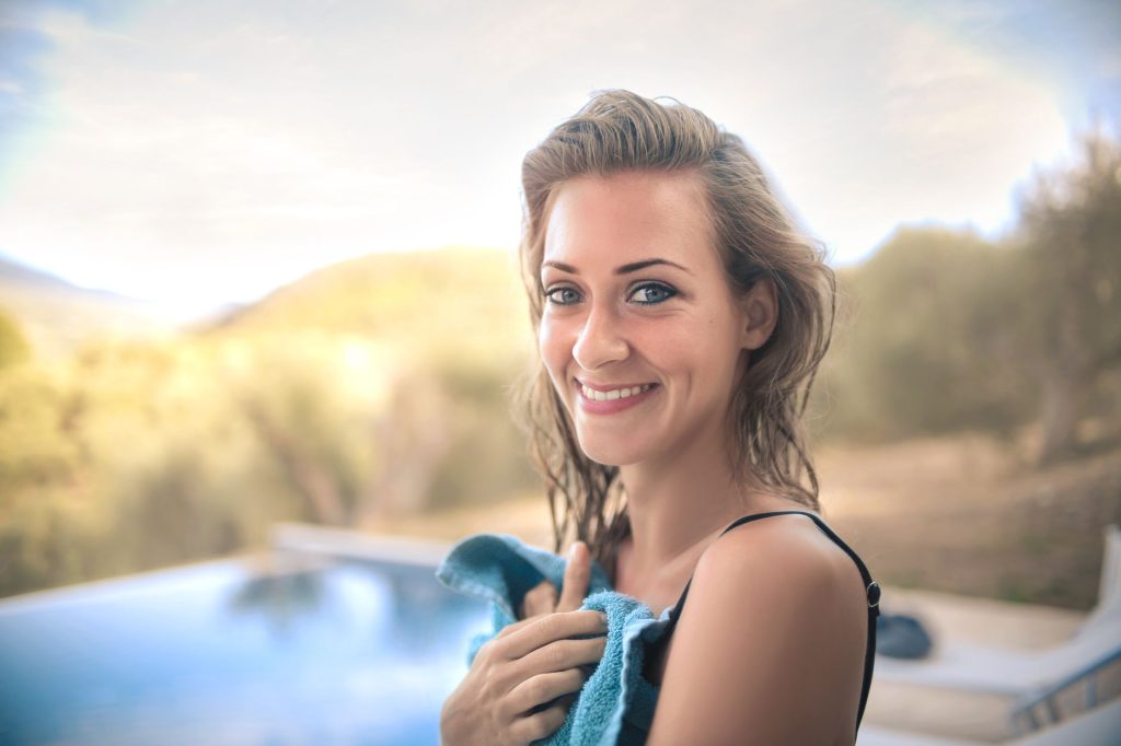 Vrouw in bikini aan het water