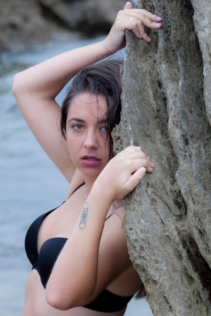 Vrouw in bikini aan het water