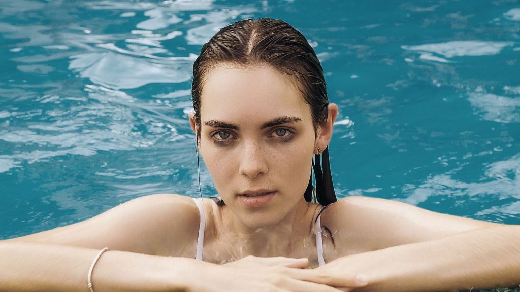 Vrouw in bikini aan het water