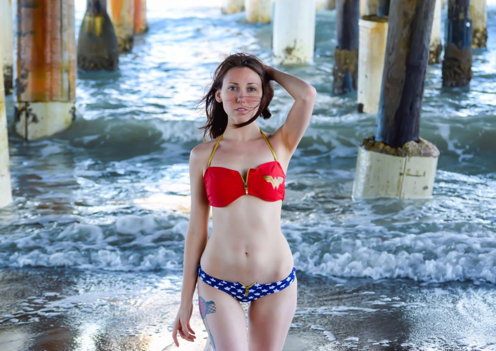 Vrouw in bikini aan het water