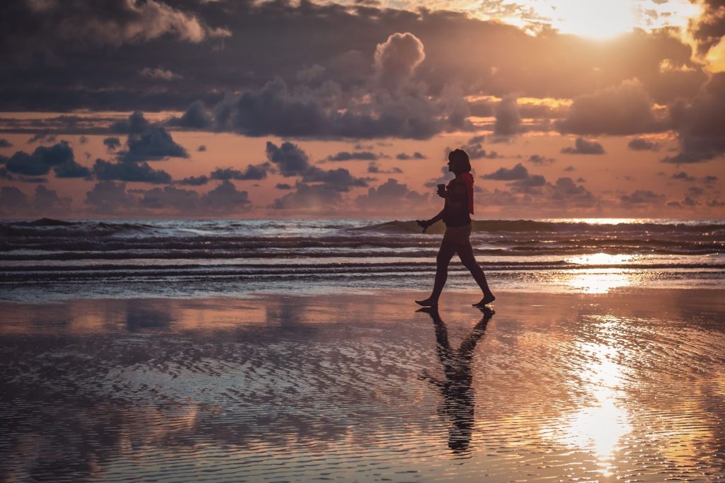 Vrouw in bikini aan het water